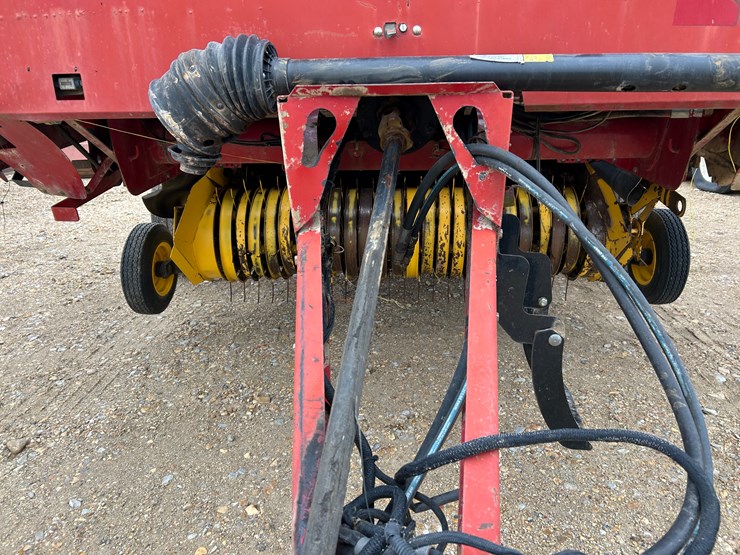 new-holland-br7080-image-4