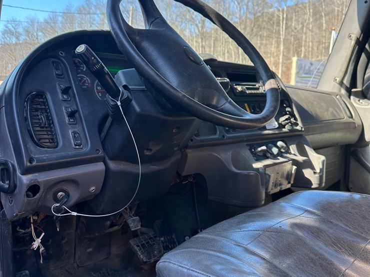 2017-freightliner-m2-106-image-7