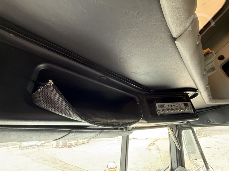 1988-freightliner-flc120-image-28