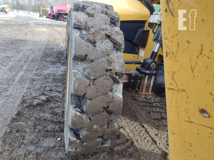 2019-caterpillar-tl1055d-image-22