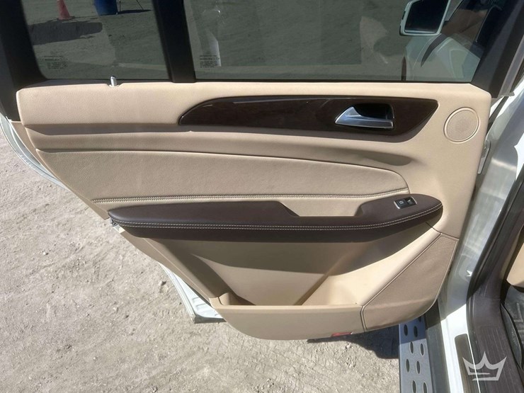 2017-mercedes-benz-gls450-awd-suv-image-21