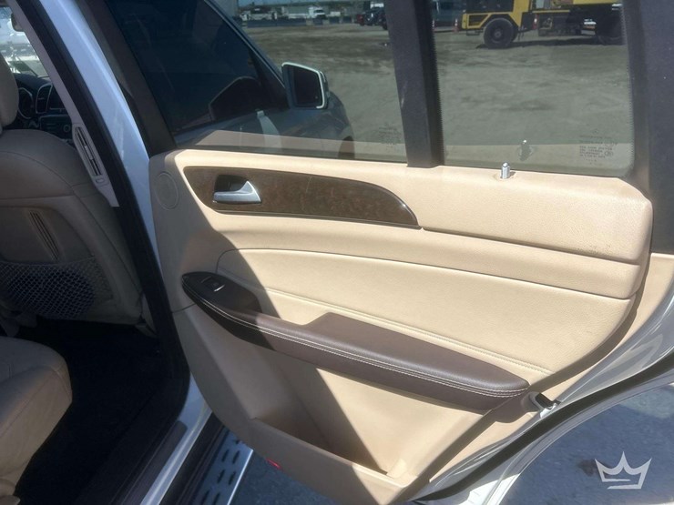 2017-mercedes-benz-gls450-awd-suv-image-31