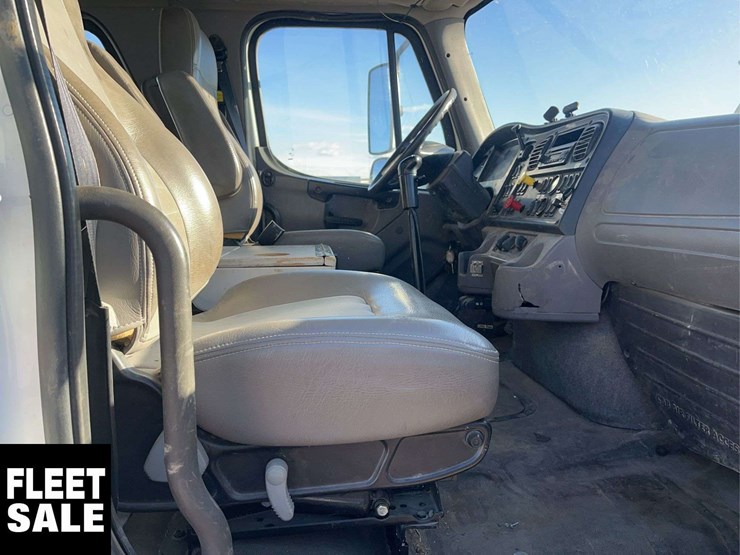 2012-freightliner-m2-112-t/a-service-truck-image-16