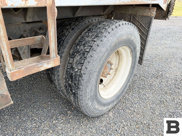 1996-freightliner-fl70-image-14