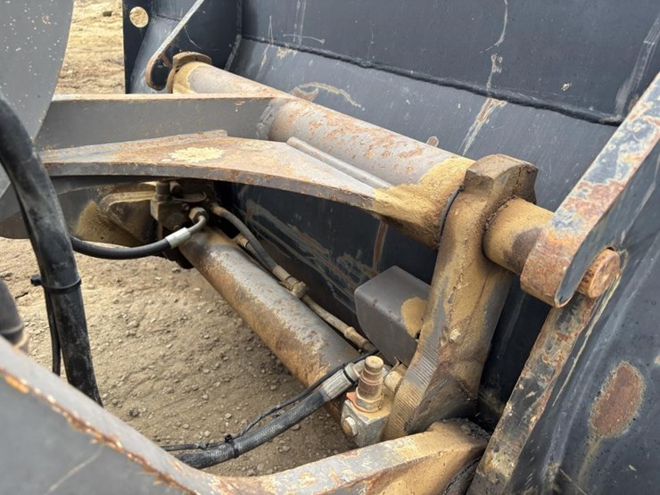 2012-volvo-l30b-image-12