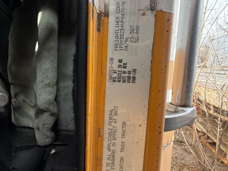 1997-freightliner-fld120-image-26