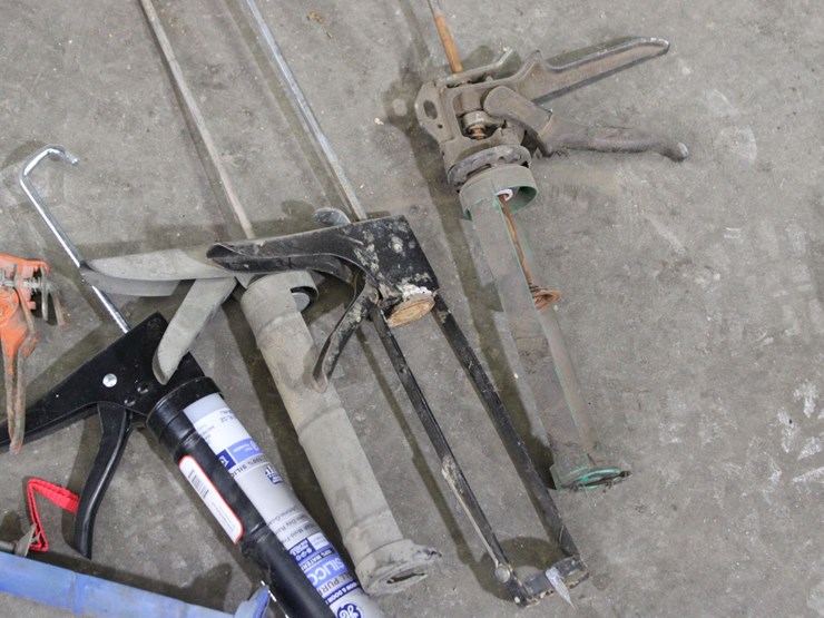 six-caulking-guns-image-2