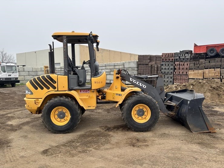 2012-volvo-l30b-image-7