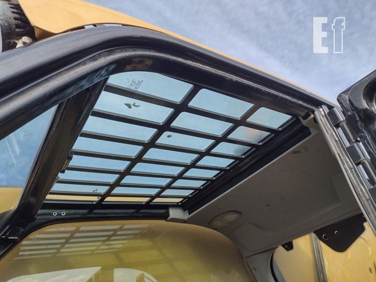 2019-caterpillar-tl1055d-image-13