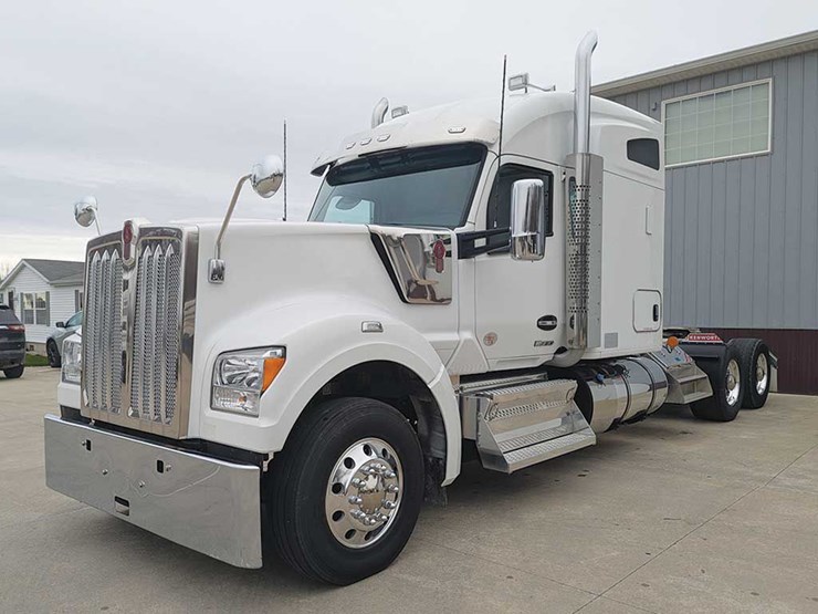 2024-kenworth-w990-image-1