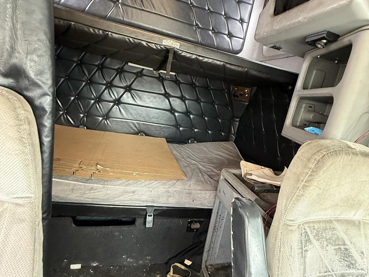 1988-freightliner-flc120-image-14