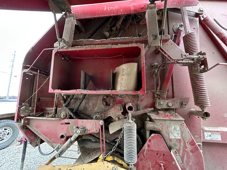 new-holland-br780a-image-10