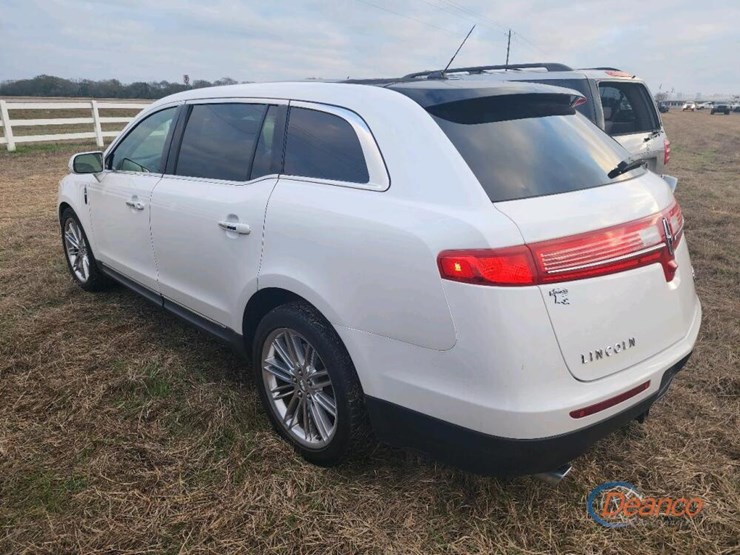 2013-lincoln-mkt-image-7