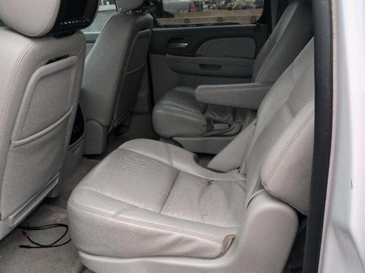 2010-chevrolet-suburban-image-9