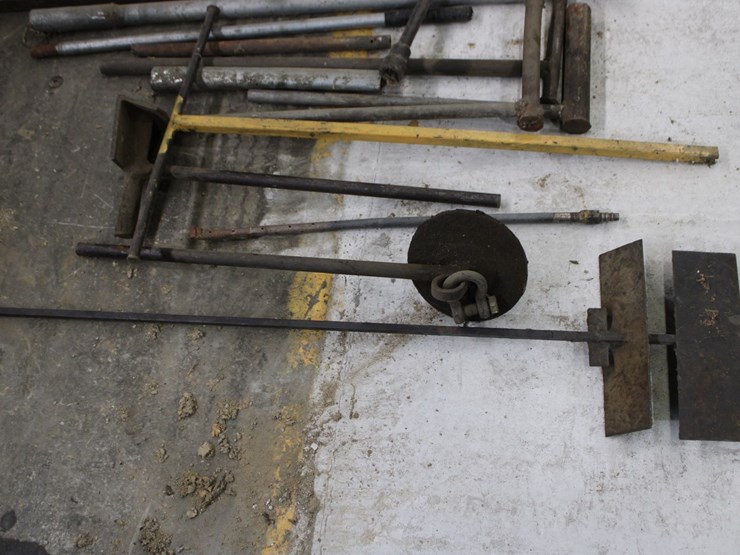 assortment-of-tire-tools-and-breaker-bars-image-3