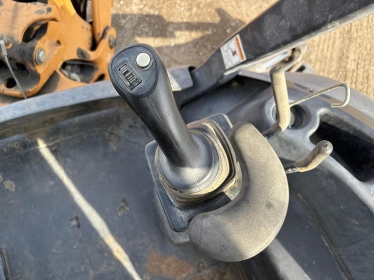 2017-case-580sn-image-19