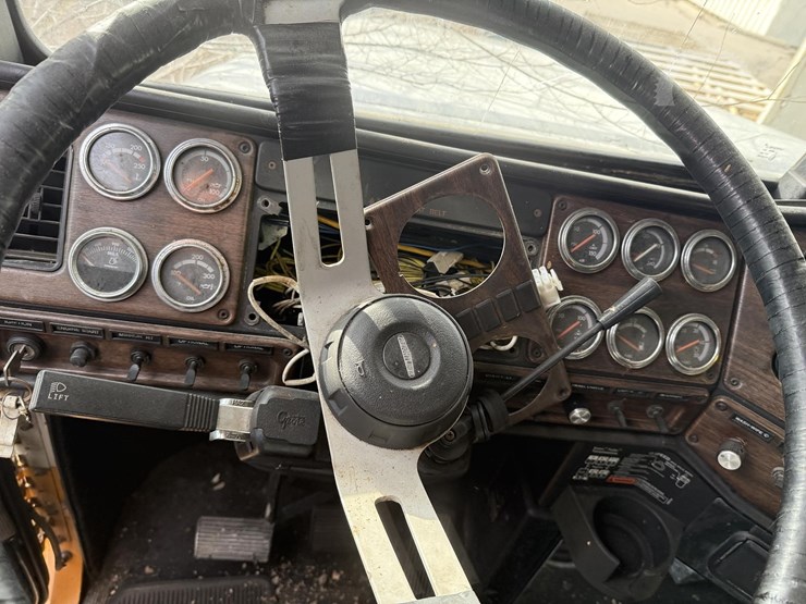 1997-freightliner-fld120-image-35