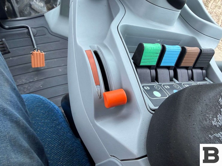 new-holland-t8.330-image-86