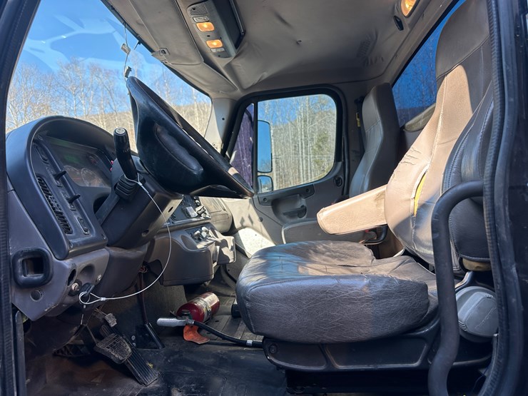 2017-freightliner-m2-106-image-6