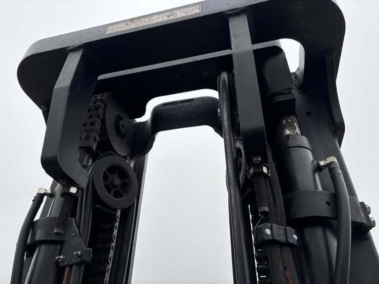 2017-yale-glc120vxntge100-forklift-image-16