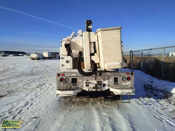 2009-freightliner-m2-106-image-5