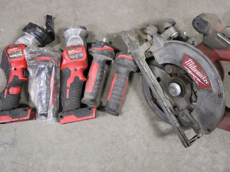 milwaukee-flashlights-and-skilsaw-image-3