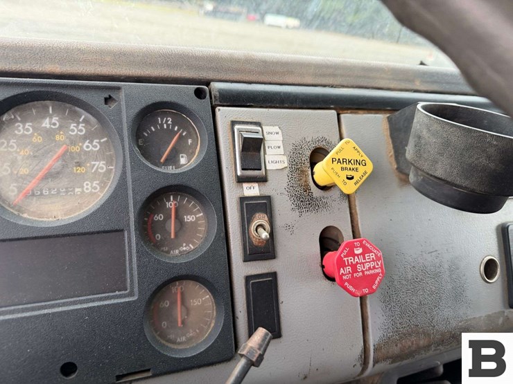 1996-freightliner-fl70-image-46