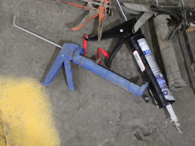 six-caulking-guns-image-3