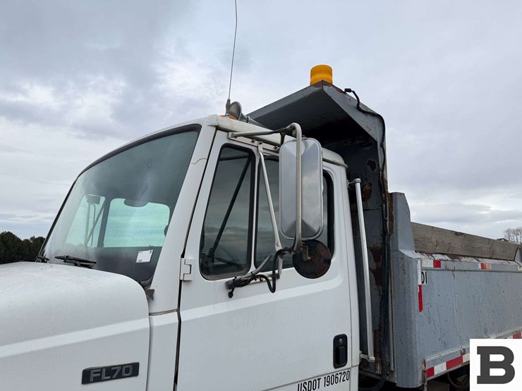 1996-freightliner-fl70-image-9