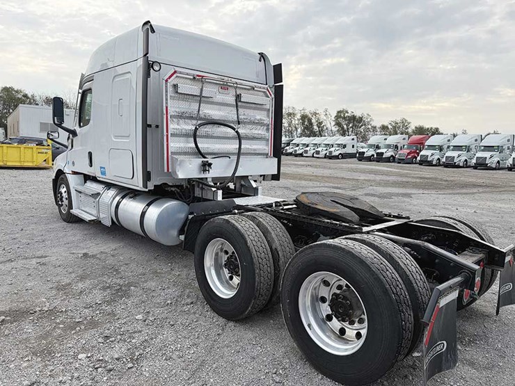 2019-freightliner-cascadia-126-image-2