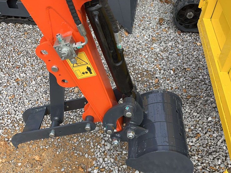 me18-mini-excavator-image-3