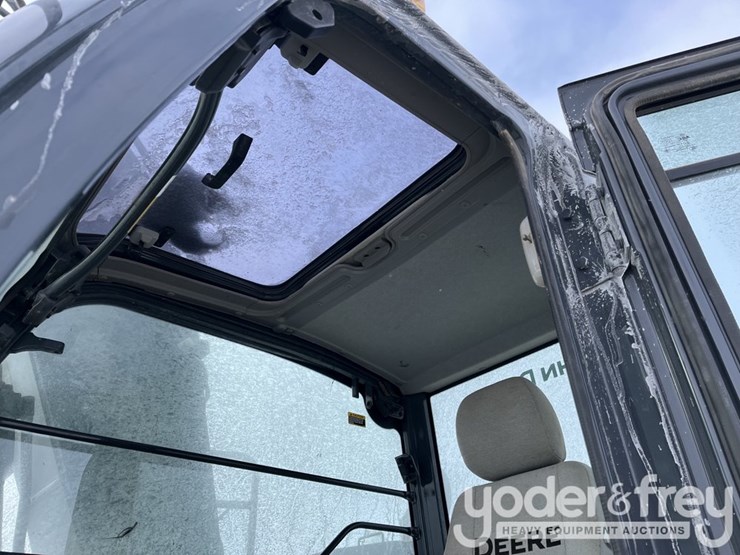 2022-deere-135g-image-37