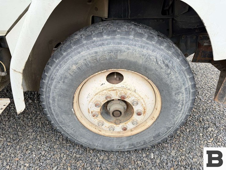 1996-freightliner-fl70-image-25