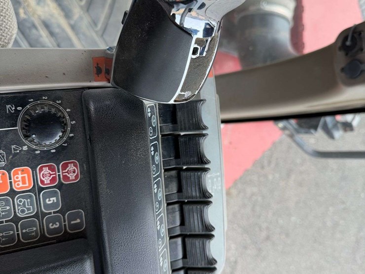 2012-case-ih-600-image-98