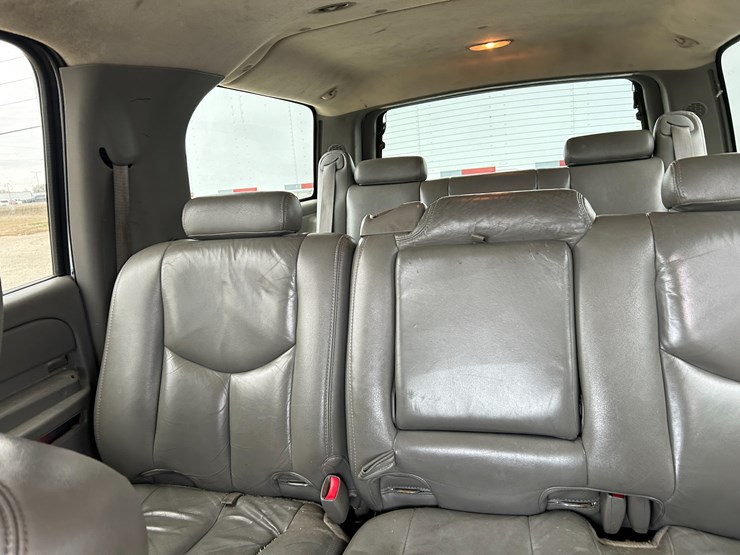 2004-chevrolet-suburban-image-6