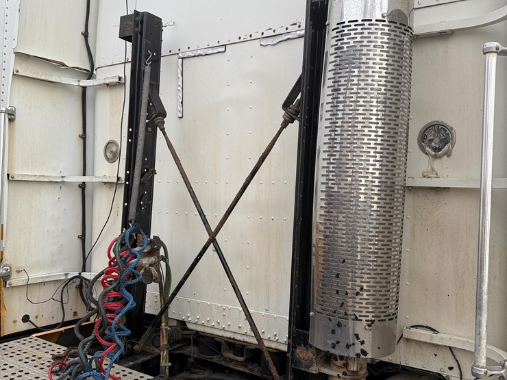 1988-freightliner-flc120-image-10