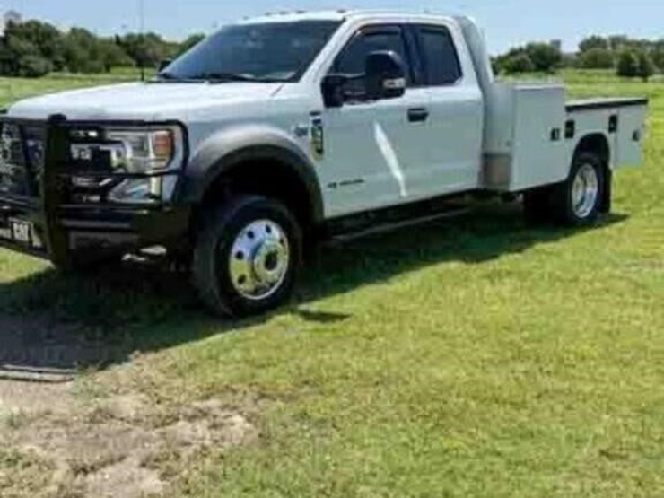 2022-ford-f550-xlt-image-1