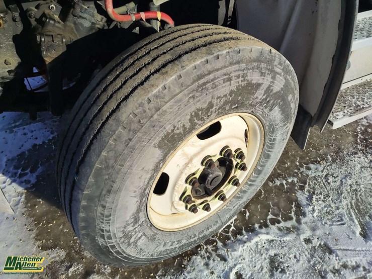 2009-freightliner-m2-106-image-7