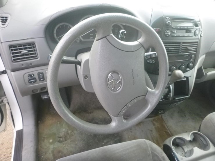 2005-toyota-sienna-image-9