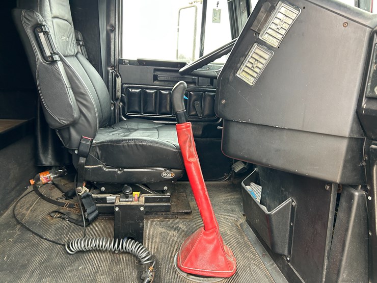 1996-freightliner-fld120-image-7