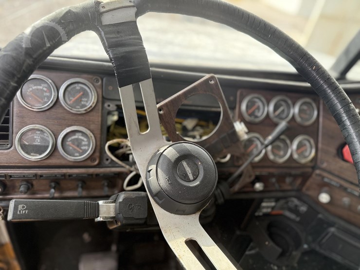 1997-freightliner-fld120-image-31