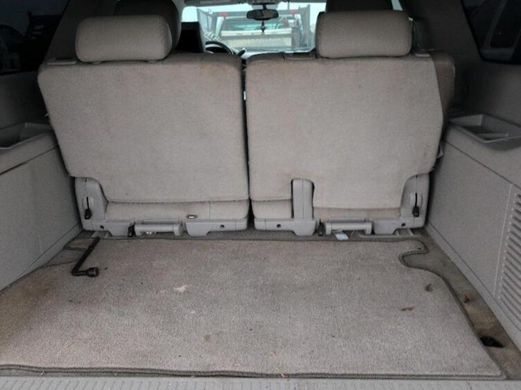 2010-chevrolet-suburban-image-10