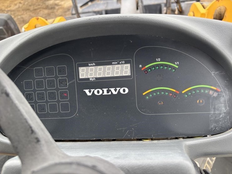 2012-volvo-l30b-image-26