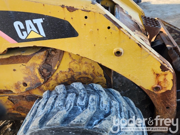 2011-caterpillar-236b3-image-19