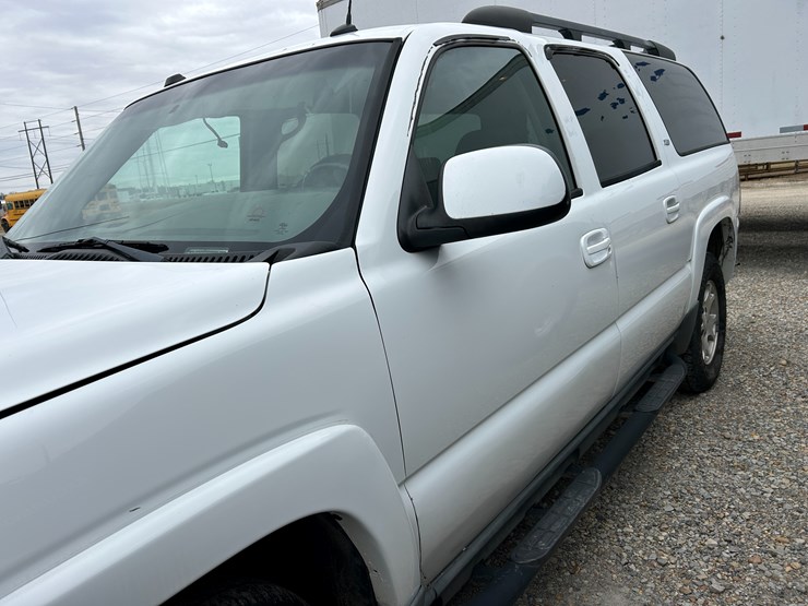 2004-chevrolet-suburban-image-5