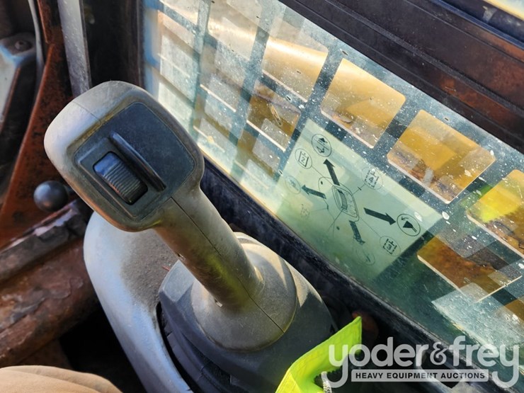 2011-caterpillar-236b3-image-24