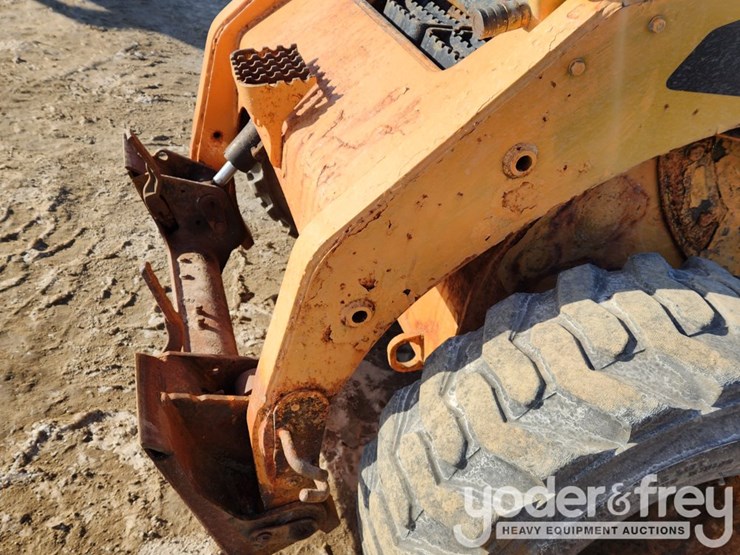 2011-caterpillar-236b3-image-11