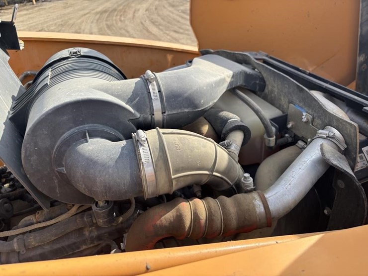 2018-case-580sn-image-28