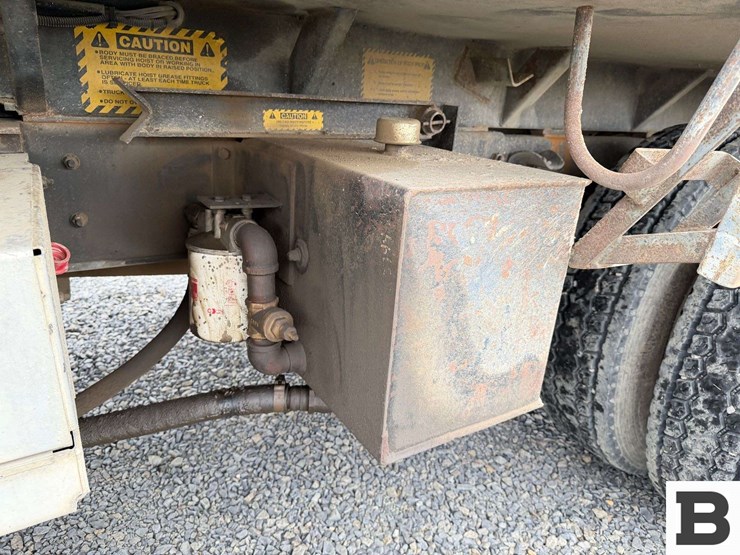 1996-freightliner-fl70-image-13