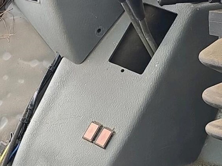 massey-ferguson-3070-tractor,-s/n-p083033:-cab-image-16